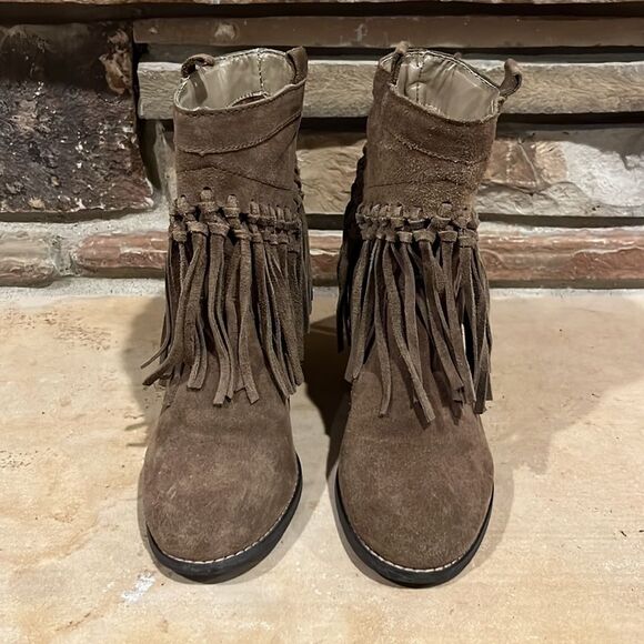 Sbicca Sound Fringed Khaki Suede Heeled Ankle Boot - Picture 2 of 7